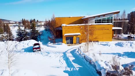 Vídeo-De-4.000-Drones-Del-Centro-Cultural-Y-De-Visitantes-En-El-Centro-De-Fairbanks,-Alaska,-En-Un-Día-Nevado-De-Invierno