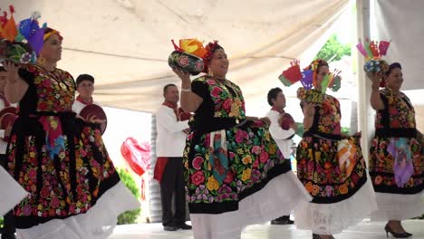 Zeitlupenaufnahme-Einer-Gruppe-Mexikanischer-Frauen,-Die-Gemeinsam-Bei-Der-Guelaguetza-Kulturveranstaltung-Tanzen