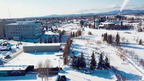 Video-De-Drones-De-4k-De-Edificios-En-El-Centro-De-Fairbanks,-Alaska,-En-Un-Día-Nevado-De-Invierno