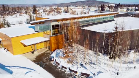 4K-Drohnenvideo-Des-Kultur--Und-Besucherzentrums-In-Der-Innenstadt-Von-Fairbanks,-Alaska,-An-Einem-Verschneiten-Wintertag