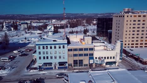 4K-Drohnenvideo-Von-Gebäuden-In-Der-Innenstadt-Von-Fairbanks,-Alaska,-An-Einem-Verschneiten-Wintertag