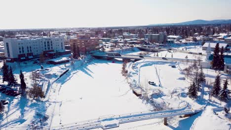 4K-Drohnenvideo-Des-Gefrorenen-Chena-River-In-Der-Innenstadt-Von-Fairbanks,-Alaska,-An-Einem-Verschneiten-Wintertag