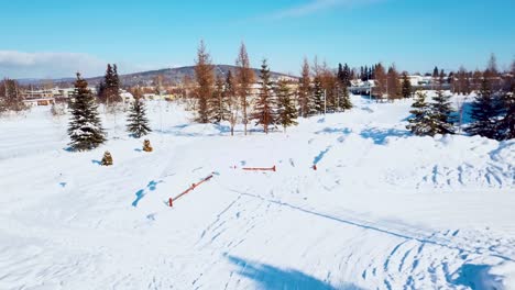 4K-Drohnenvideo-Des-Schneebedeckten-Chena-River-In-Der-Innenstadt-Von-Fairbanks