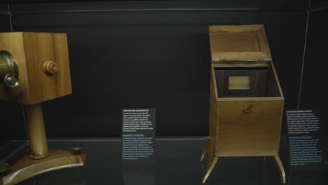 Exposición-De-Cámaras-Fotográficas-Antiguas,-Que-Muestra-La-Evolución-De-La-Tecnología-Fotográfica-A-Lo-Largo-Del-Tiempo-Dentro-Del-Museo-Técnico-Nacional-De-Praga,-República-Checa.