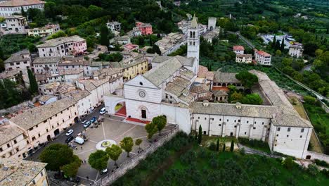 Aerial-Drone-View-Of-The-Facade-Of-The-Main-Church-Of-Assisi,-Umbria-Italy
