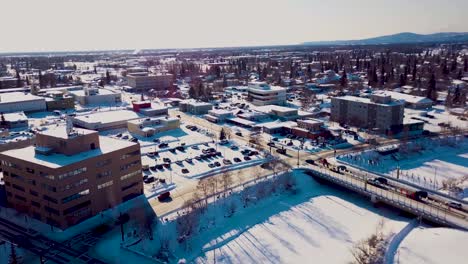 4K-Drohnenvideo-Des-Gefrorenen-Chena-River-In-Der-Innenstadt-Von-Fairbanks,-Alaska,-An-Einem-Verschneiten-Wintertag