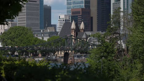 Eiserner-Steg,-Betrachtet-Durch-Bäume-An-Einem-Sonnigen-Tag-In-Frankfurt