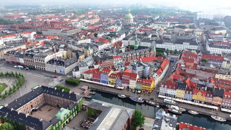 Museo-De-Arte-Sobrevuelo-Con-Drones-Y-Revela-Una-Casa-Colorida-Bordeada-Por-Un-Canal-Hasta-Una-Enorme-Cúpula-En-Copenhague,-Dinamarca