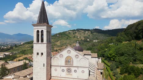 Toma-Aérea-De-Paralaje-Del-Campanario-De-La-Catedral-De-Spoleto