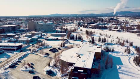 Video-De-Drones-De-4k-De-Edificios-En-El-Centro-De-Fairbanks,-Alaska,-En-Un-Día-Nevado-De-Invierno