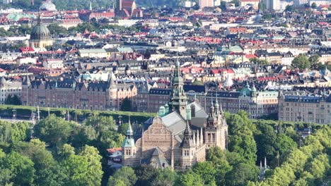 Impresionante-Vista-Panorámica-Del-Museo-Nórdico-Y-Del-Paseo-Marítimo-De-Strandvagen-Streen-En-Estocolmo,-Suecia