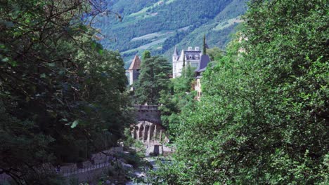 Passantenpromenade-Mit-Blick-Auf-Die-Fußgängerbrücke-Steinerner-Steg