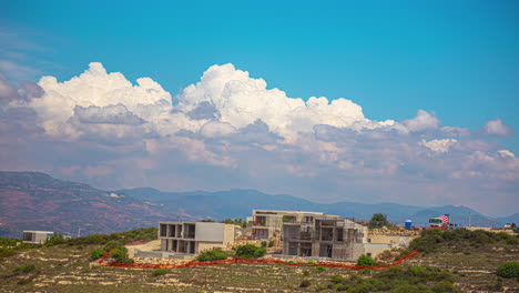 Zeitraffer-Bauschiger-Weißer-Wolken,-Die-Sich-über-Der-Landschaft-Zyperns-Mit-Im-Bau-Befindlichen-Gebäuden-Bilden