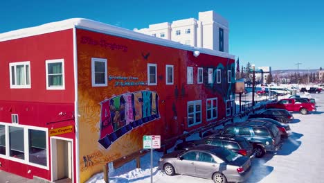 4K-Drohnenvideo-Eines-Wandgemäldes-Auf-Einem-Gebäude-In-Der-Innenstadt-Von-Fairbanks,-Alaska,-An-Einem-Verschneiten-Wintertag