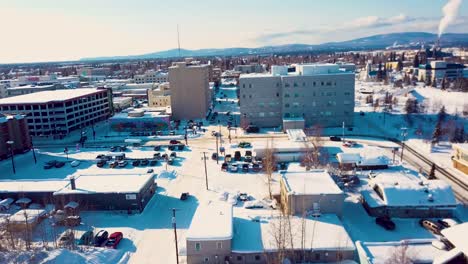 4K-Drohnenvideo-Von-Gebäuden-In-Der-Innenstadt-Von-Fairbanks,-Alaska,-An-Einem-Verschneiten-Wintertag