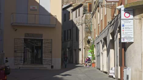 Calles-Estrechas-Y-Tranquilas-De-Pitigliano-En-La-Provincia-De-Grosseto,-Toscana-Italia.
