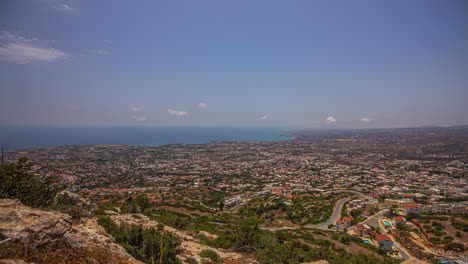 Malerischer-Aussichtspunkt-Eines-Zeitraffers-über-Einer-Stadt-In-Zypern-Mit-Weiten-Zirruswolken-Und-Blauem-Himmel