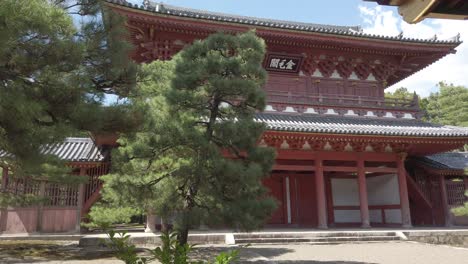 Vista-De-Cerca-Y-Entrada-Del-Templo-Daitoku-ji-En-Kioto,-Japón