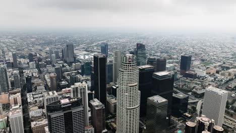 Luftaufnahme-Rückwärts-über-Einem-Hochhaus-In-Der-Innenstadt-Von-Los-Angeles,-Bewölkter-Tag-In-Den-USA