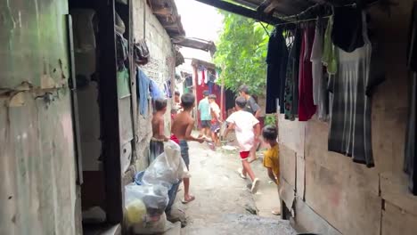 Niños-Jugando-En-Las-Calles-De-Sums-En-Yakarta,-Indonesia.