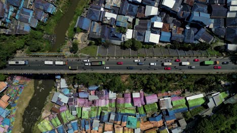 Draufsicht-Auf-Autos-Auf-Der-Straße-Inmitten-Zweier-Farbenfroher-Dörfer-–-Jodipan-„Regenbogen“-Dorf-Und-Die-Blaue-Stadt-–-Malang,-Ost-Java-–-Indonesien