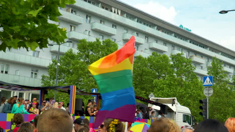 La-Bandera-Del-Arco-Iris-De-Varsovia-Ondeando