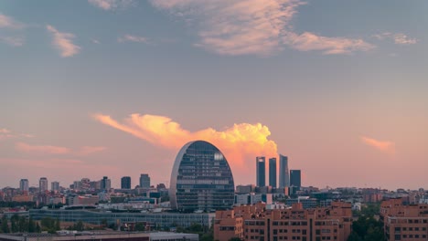 Zeitraffer-Skyline-Von-Madrid-Mit-BBVA-Und-Wolkenkratzern-Im-Geschäftsviertel-Mit-Fünf-Türmen-Bei-Sonnenuntergang-Mit-Großer-Gewitterwolke-Cumulonimbus
