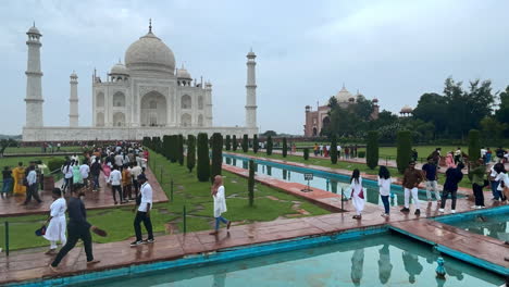 Zeitrafferaufnahme-Von-Touristen-Im-Taj-Mahal-In-Agra,-Uttar-Pradesh,-Indien