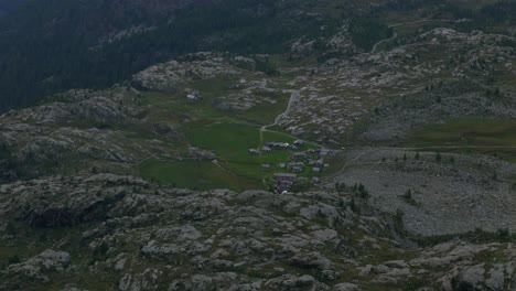 Vista-Panorámica-De-Alpe-Prabello-En-La-Base-De-Pizzo-Scalino,-Sondrio,-Lombardía,-Italia-Aérea