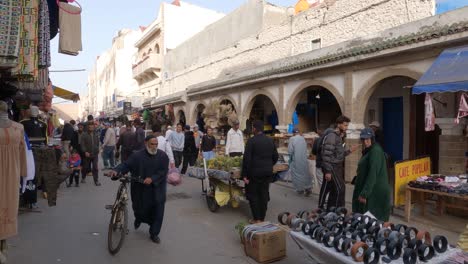 Vista-Del-Concurrido-Mercado-Callejero-En-Essaouira,-Medina,-Marruecos
