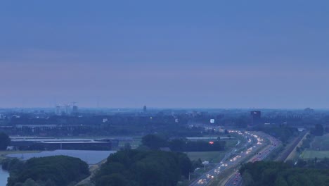 Luftaufnahme-Der-Autobahn-A16-Am-Späten-Abend-Mit-Entlangfahrendem-Verkehr-In-Moerdijk