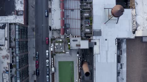 Luftdrohne-Von-Oben-Nach-Unten,-Blick-Auf-Die-Straßen-Von-Williamsburg-In-Brooklyn-Während-Der-Covid-Sperre-In-New-York