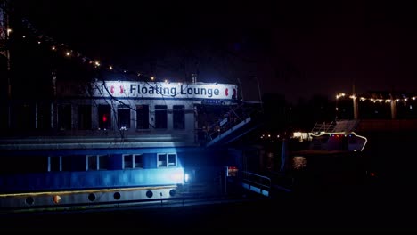 Schwimmendes-Lounge-Boot,-Das-Nachts-In-Der-Spree-In-Berlin-Angedockt-Ist,-Statische-Aufnahme