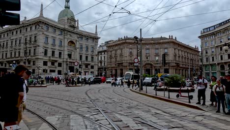 Verkehr-Vorbei-An-Der-Piazza-Cordusio-In-Mailand-Mit-Gelber-Straßenbahn-Serie-7500-Im-Hintergrund