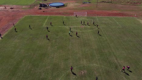 Die-Leidenschaft-Und-Energie-Des-Fußballs:-Eine-Drohnenaufnahme-Eines-Turniers-In-Posadas,-Argentinien