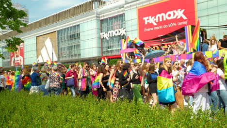 Resiliencia-Y-Orgullo:-La-Marcha-Por-La-Libertad-LGBT-Desafía-Las-Normas-En-Varsovia