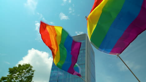 Ondeando-Banderas-Del-Arco-Iris-Durante-El-Desfile-De-Igualdad-En-La-Ciudad-De-Varsovia,-Polonia