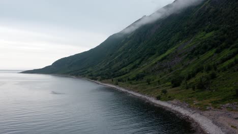 Ruhige-Aussicht-Auf-Die-Leikvika-Bucht-In-Der-Nähe-Des-Dorfes-Flakstadvag-In-Senja,-Norwegen