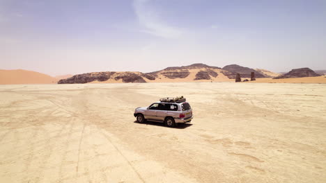 Safari-En-4x4-Por-El-Desierto-Conduciendo-Por-Un-Paisaje-árido-En-Djanet,-Argelia