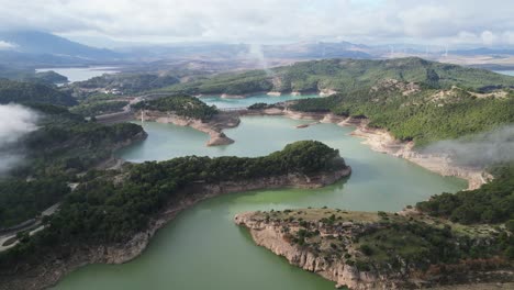 Aussichtspunkt-El-Chorro-Auf-Drei-Wasserreservoirs-In-Ardales,-Málaga,-Andalusien,-Spanien---Luftaufnahme