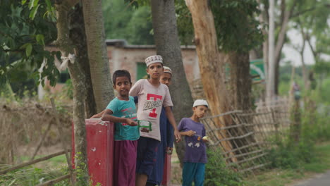 Niños-Felices-De-Madrasa-Divirtiéndose-En-Los-Caminos-Del-Pueblo