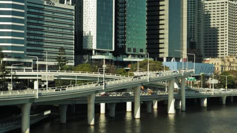 Vehicles-drive-in-a-city-main-road-riverside,-Brisbane