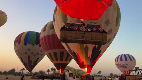 Despegue-En-Globo-Aerostático-En-Luxor,-Egipto,-Por-La-Mañana,-Cerca-Del-Valle-De-Los-Reyes