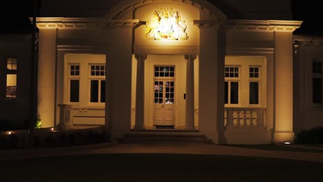 Gerichtsgebäude-Galerie-Cairns-Nachtlicht-Nach-Oben-Kippen