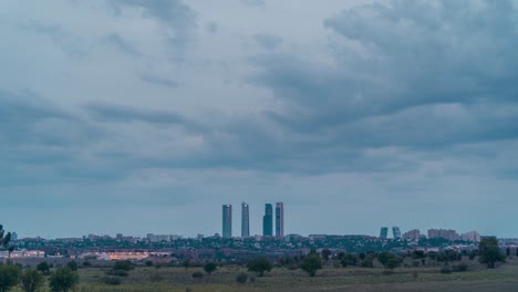Zeitraffer-Bewölkter-Und-Stürmischer-Himmel-In-Der-Skyline-Von-Madrid-Während-Des-Sonnenuntergangs