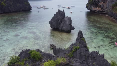 Natürliche-Karstkalksteinformationen-An-Der-Tropischen-Cadlao-Lagune,-El-Nido,-Philippinen,-Luftaufnahme