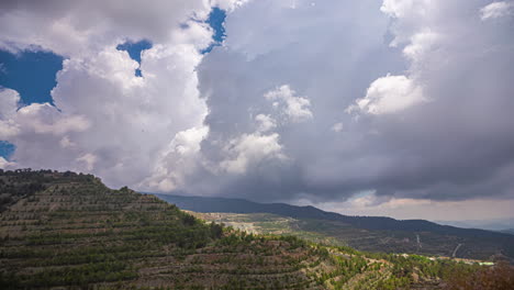 Zeitraffer-Eines-Riesigen-Cumulonimbus,-Der-Sich-über-Der-Hügeligen-Landschaft-Auf-Der-Insel-Zypern-Bildet