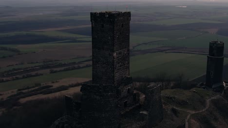 Ruinas-De-La-Torre-Del-Castillo-Medieval-En-La-Cima-De-Una-Colina,-Vista-Aérea-De-Drones,-República-Checa
