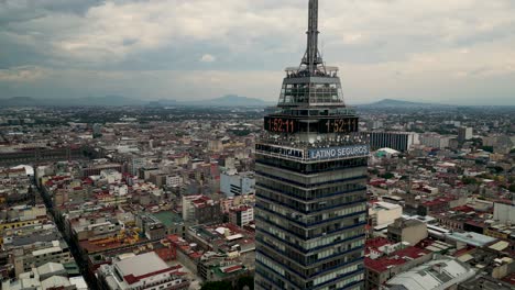 Escenas-Aéreas-Del-Distrito-Histórico:-Exploración-De-La-Torre-Latinoamericana,-Ciudad-De-México