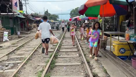Gente-Comprando-En-Un-Mercado-De-Huidas-Junto-A-Las-Antiguas-Vías-Del-Tren-En-Indonesia